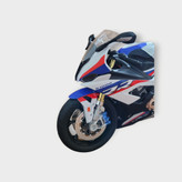 نمای نزدیک جلوی ماکت موتور BMW S1000RR با ترمز دیسکی و رنگ سفید آبی قرمز