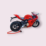 نمای کناری ماکت موتور Ducati Panigale V4 قرمز با پایه نگهدارنده