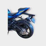 نمای نزدیک عقب موتور فلزی سوزوکی GSX1000R آبی