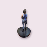 نمای پشت اکشن فیگور Jill Valentine با تجهیزات تاکتیکی و پایه نمایش