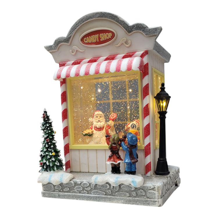 نمای سهرخ فروشگاه آبنبات کریسمسی Candy Shop با بابانوئل و چراغ خیابانی روشن
