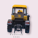 نمای پشت ماکت تراکتور JCB Fastrac 155-65 با اتصالات عقب و چراغهای جزئیاتدار