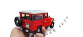 ماکت ماشین فلزی Toyota Land Cruiser FJ40 برند Motor Max رنگ قرمز با سقف سفید در فرشاد تویز