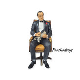 فیگور Don Vito Corleone از فیلم The Godfather با کت و شلوار مشکی و گل رز قرمز
