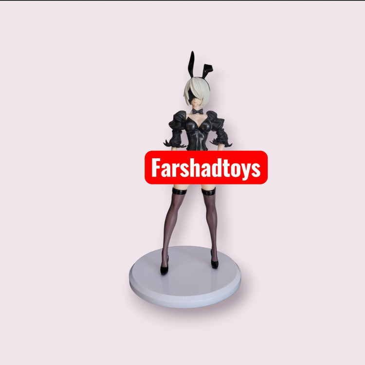 فیگور 2B خرگوشی از بازی NieR Automata روی پایه سفید
