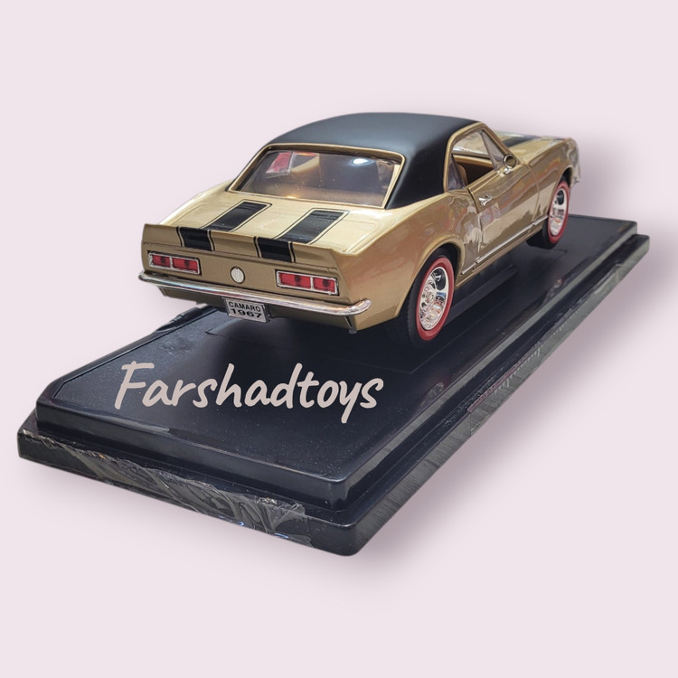 ماکت Chevrolet Camaro Z28 1967 رنگ طلایی بژ مقیاس 1:18 نمای عقب برند Road Signature