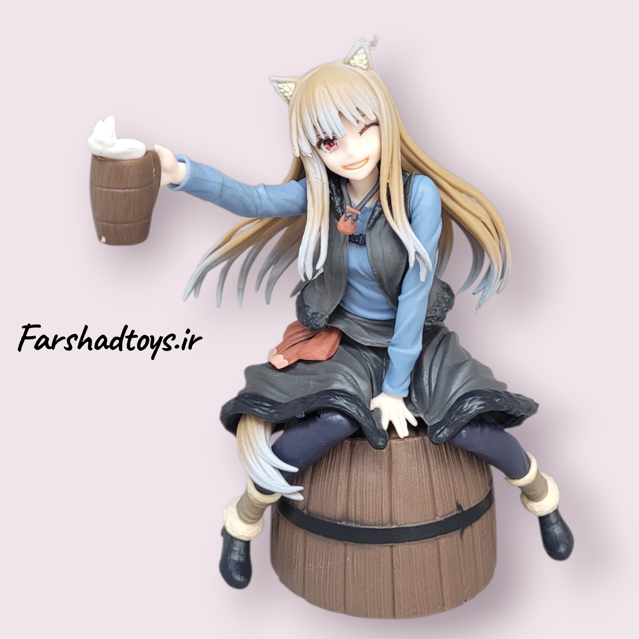 فیگور هولو Holo انیمه Spice and Wolf نشسته روی بشکه با لیوان نوشیدنی