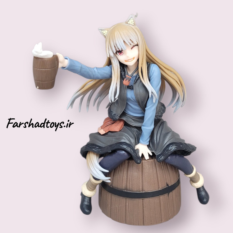 فیگور هولو Holo انیمه Spice and Wolf نشسته روی بشکه با لیوان نوشیدنی