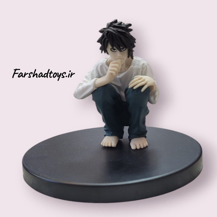 فیگور ال (L Lawliet) از انیمه Death Note در حالت نشسته