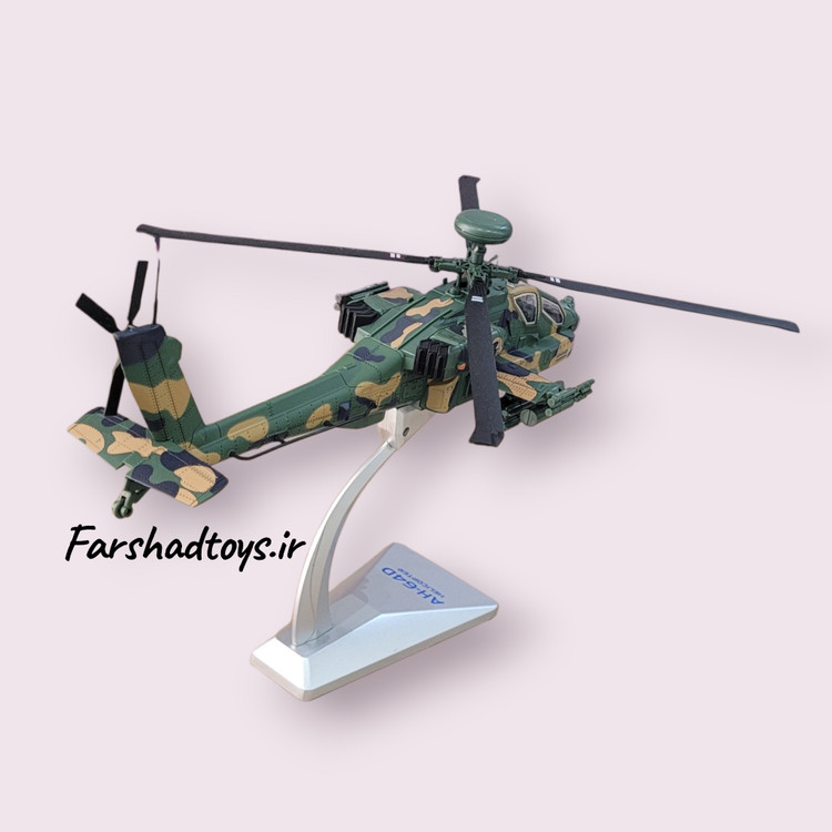 نمای پشت ماکت هلیکوپتر AH-64D آپاچی فلزی روی دست برای نمایش ابعاد