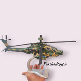 نمای بغل ماکت هلیکوپتر AH-64D آپاچی فلزی روی دست برای نمایش ابعاد
