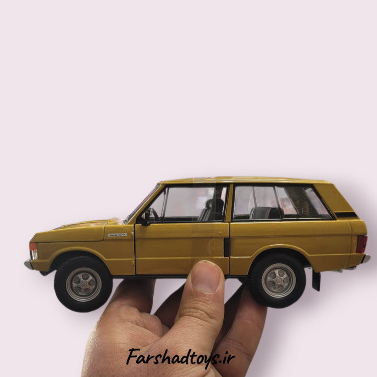 نمای کناری نزدیک از ماکت ماشین فلزی Range Rover 1970 برند Welly رنگ زرد خردلی