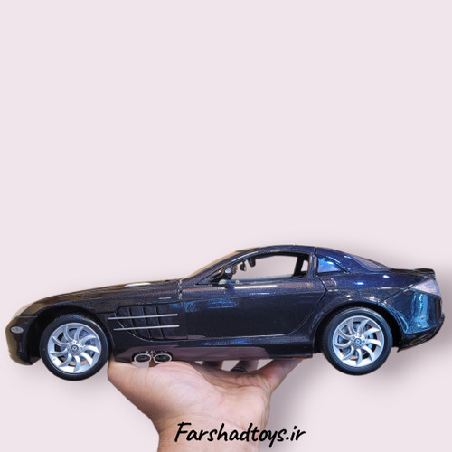 نمای کناری روی دست ماکت ماشین فلزی Mercedes-Benz SLR McLaren برند Motor Max مقیاس 1:12 در فرشاد تویز