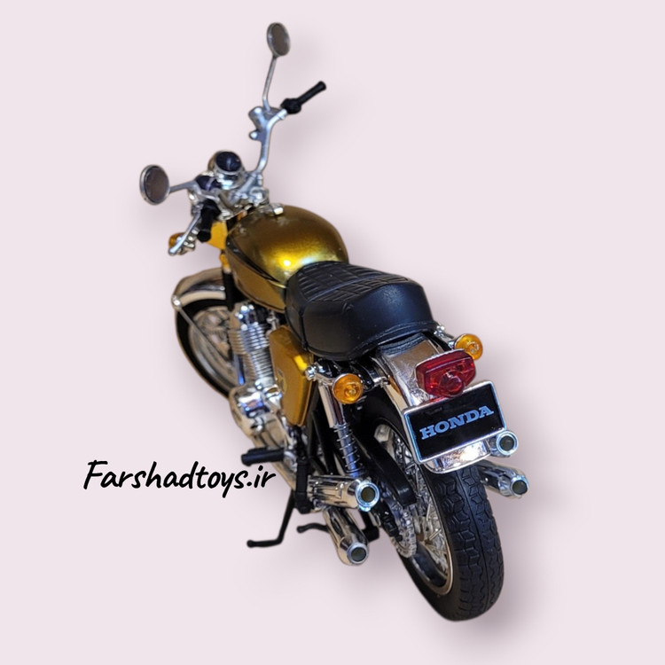 نمای عقب ماکت موتور هوندا Dream CB750Four رنگ طلایی با پلاک Honda و اگزوز کرومی در فرشاد تویز