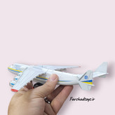 نمای بالایی ماکت هواپیمای Antonov An-225 مدل KAIWEI LZ08 روی دست