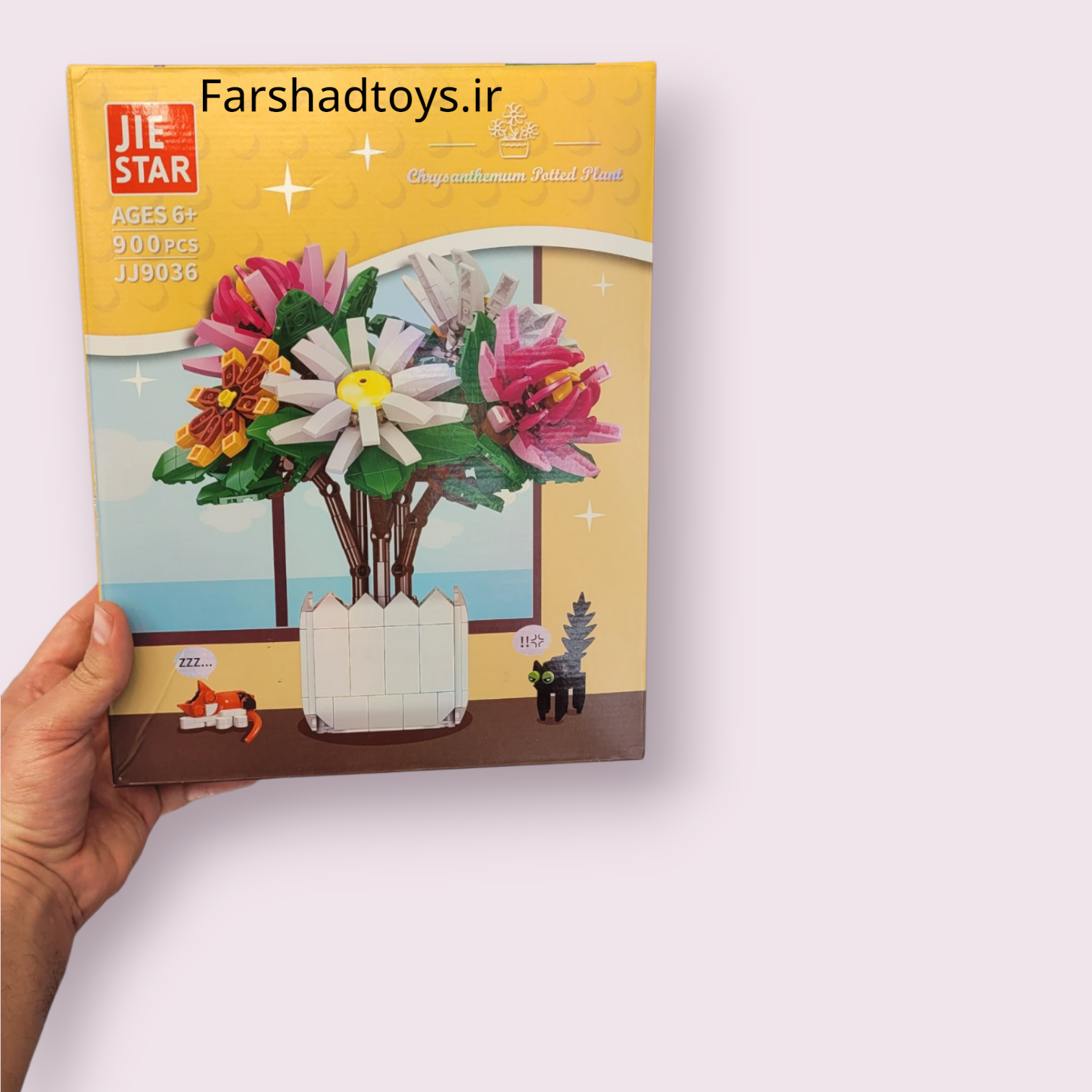 نمای جلوی جعبه لگو گلدان گل داوودی 900 قطعه جی استار مدل Chrysanthemum Potted Plant کد JJ9036 در دست در فرشاد تویز
