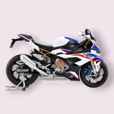 نمای کامل جانبی ماکت BMW S1000RR سفید آبی با اگزوز نقرهای و پایه نگهدارنده