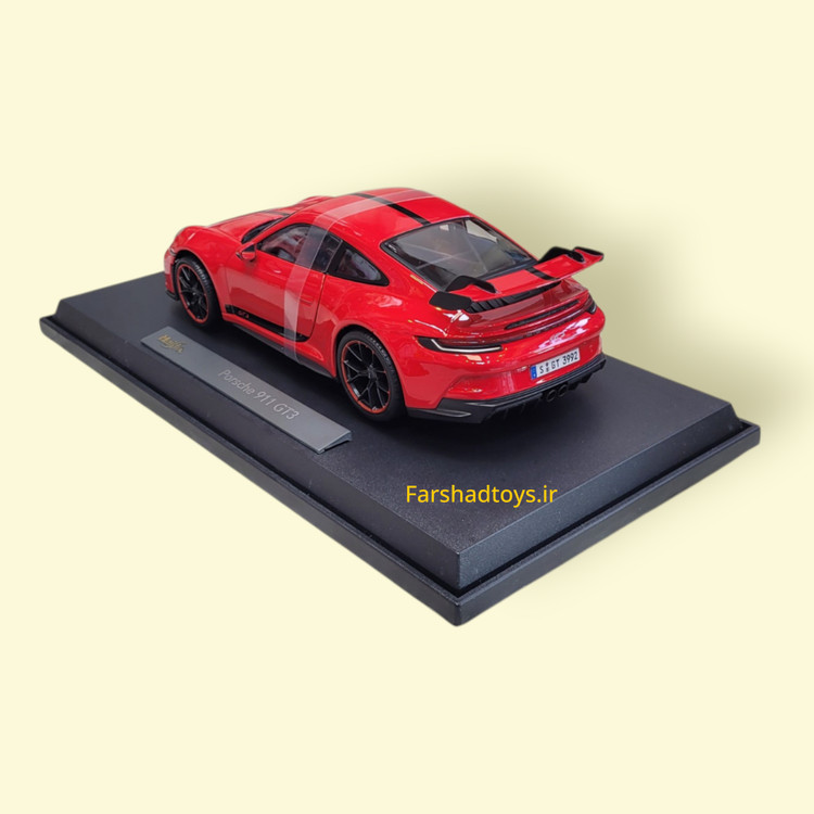نمای عقب ماکت فلزی پورشه 911 GT3 قرمز مایستو با باله اسپرت و پایه نمایش در فرشاد تویز