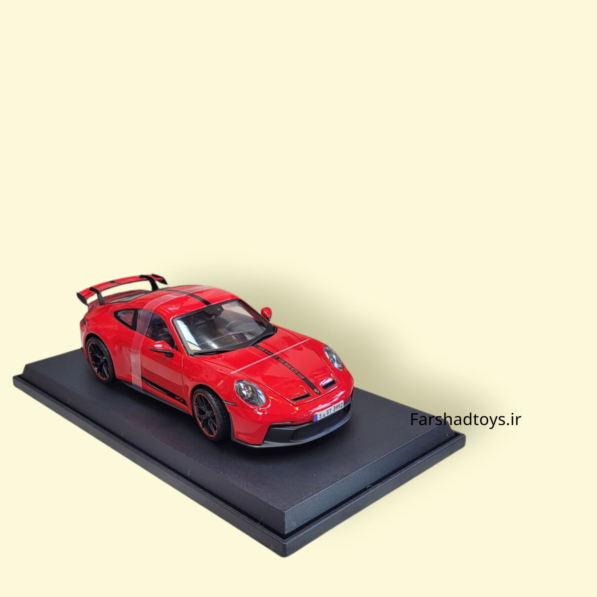 نمای جلو از بالای ماکت پورشه 911 GT3 قرمز مایستو با خطوط مشکی روی بدنه