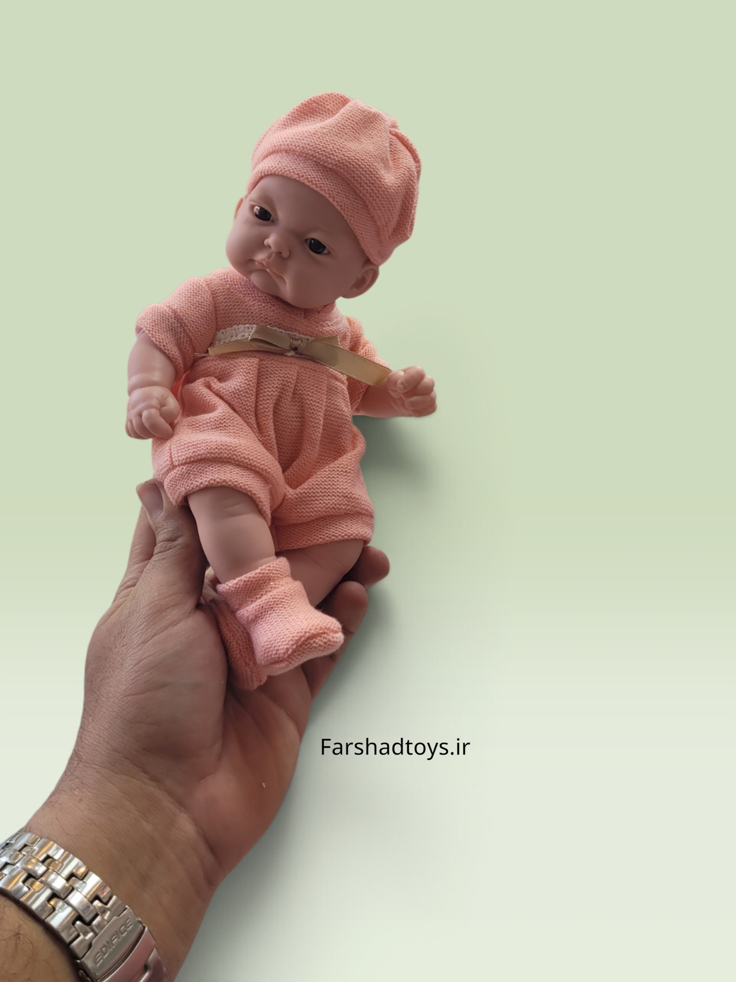 نمای کامل عروسک نوزاد با لباس و کلاه بافت صورتی