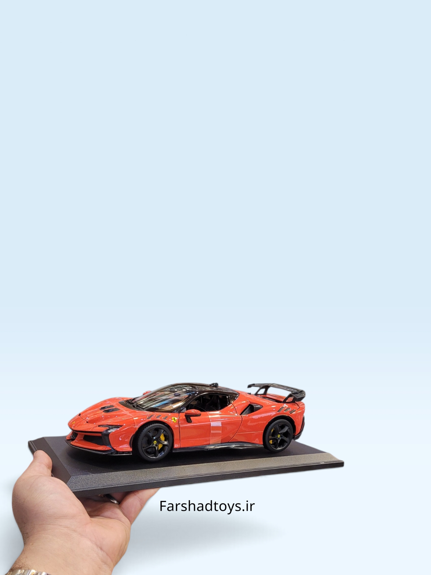 ماکت فراری SF90 XX Stradale بوراگو روی پایه نمایش فرشاد تویز