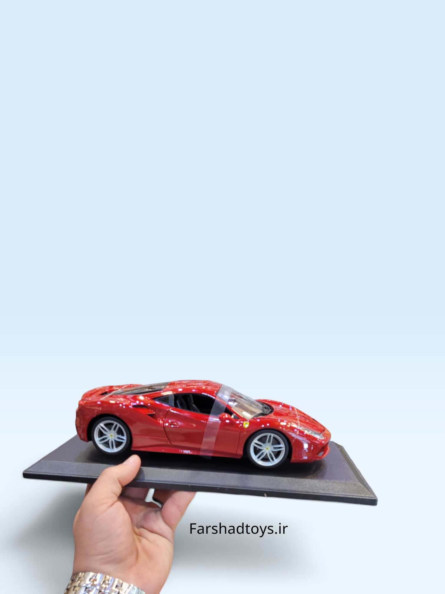 نمای جانبی ماکت Ferrari 488 GTB بوراگو روی پایه نمایش مشکی فرشاد تویز