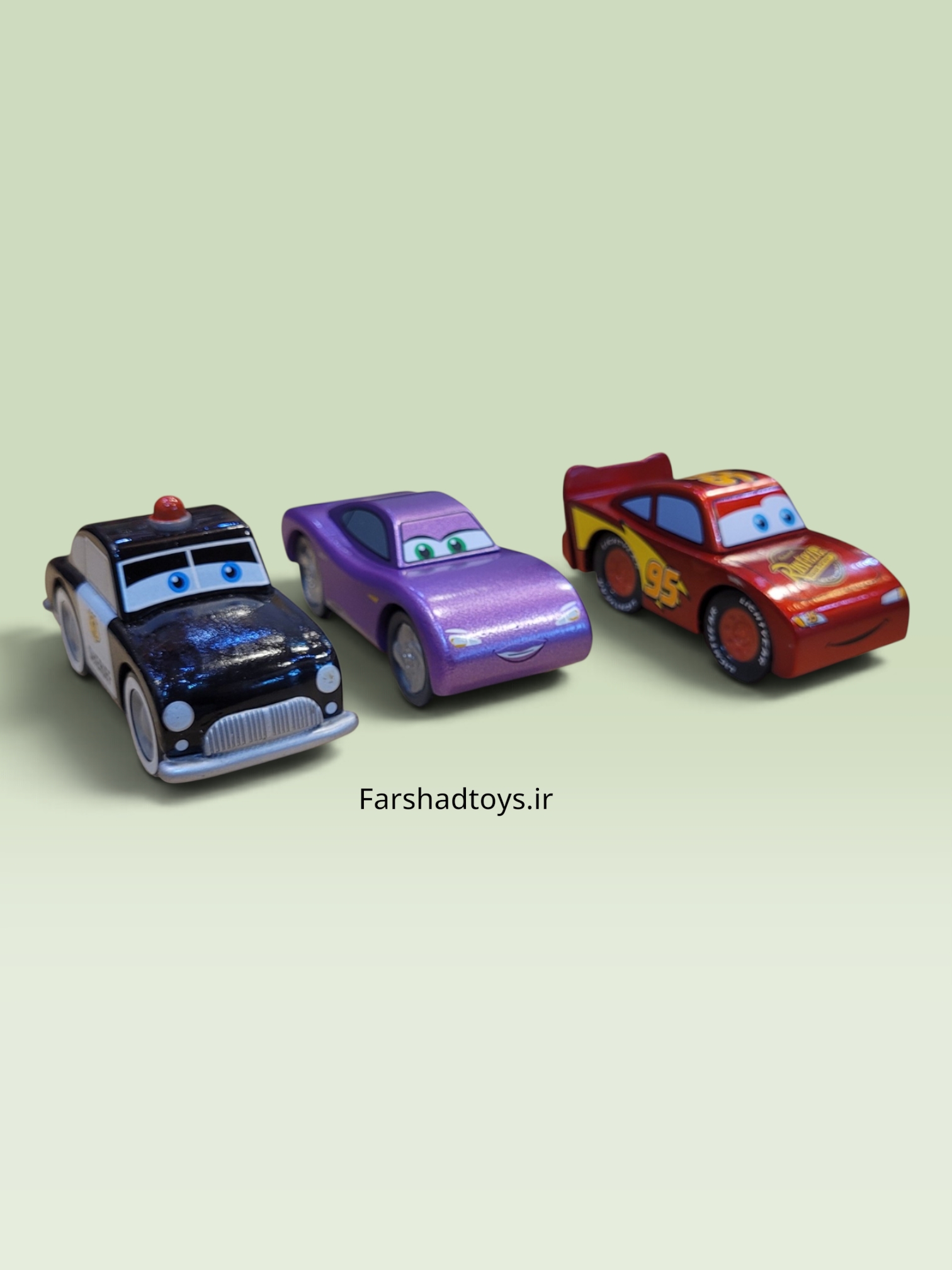 نمای روبه‌رو سه ماشین چوبی اورجینال Disney Pixar Cars مدل کلانتر، هالی و مک‌کوئین در فرشاد تویز