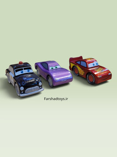 نمای روبهرو سه ماشین چوبی اورجینال Disney Pixar Cars مدل کلانتر، هالی و مککوئین در فرشاد تویز