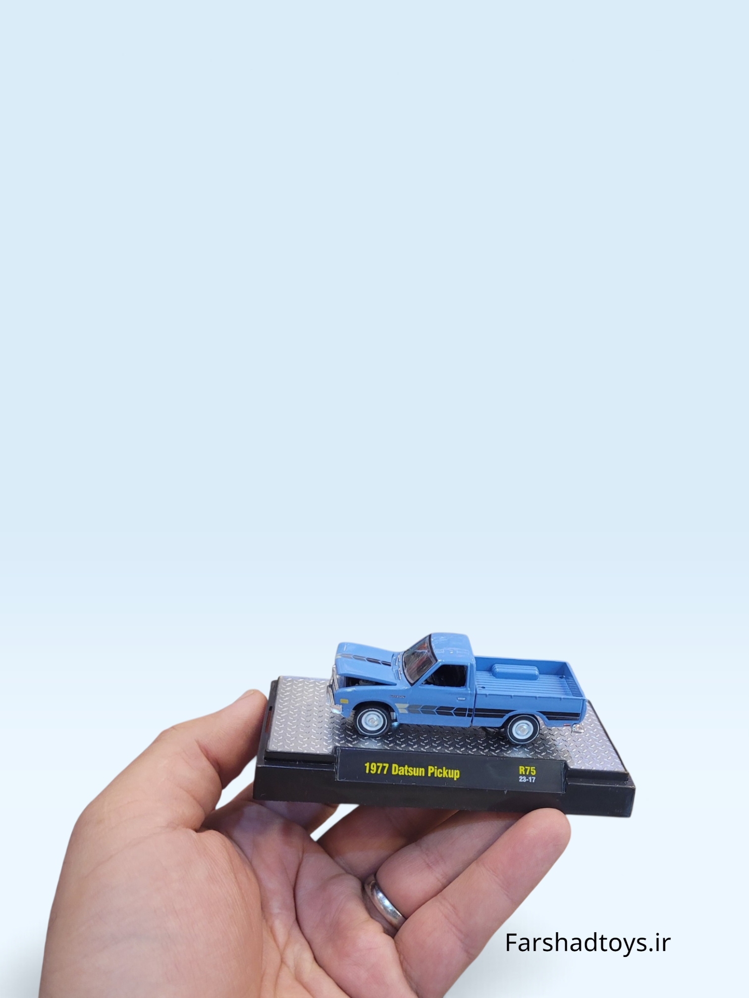 نمای جانبی ماکت وانت Datsun Pickup 1977 آبی از M2 Machines مقیاس 1:64 در فرشاد تویز