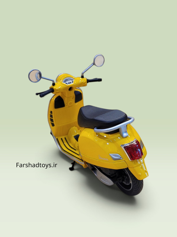 نمای عقب ماکت اسکوتر وسپا GTS Super زرد ویلی با آینه و چراغ عقب
