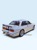 نمای عقب ماکت BMW M3 E30 سفید با بال عقب و اگزوز دوتایی