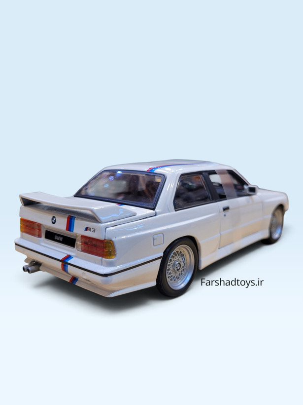 نمای عقب ماکت BMW M3 E30 سفید با بال عقب و اگزوز دوتایی
