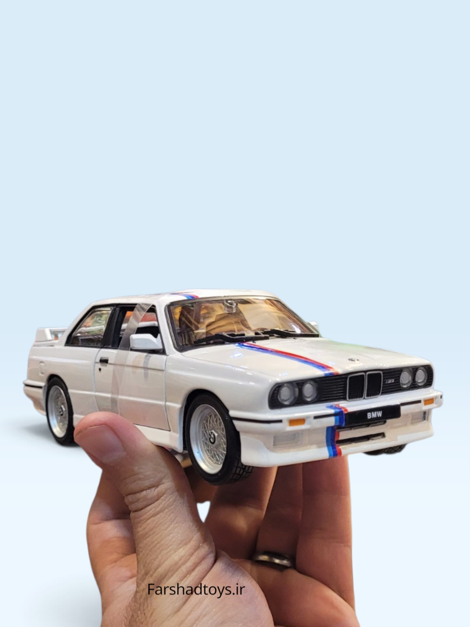 نمای سه‌رخ ماکت BMW M3 E30 سفید با رینگ مشبک و درهای بازشو