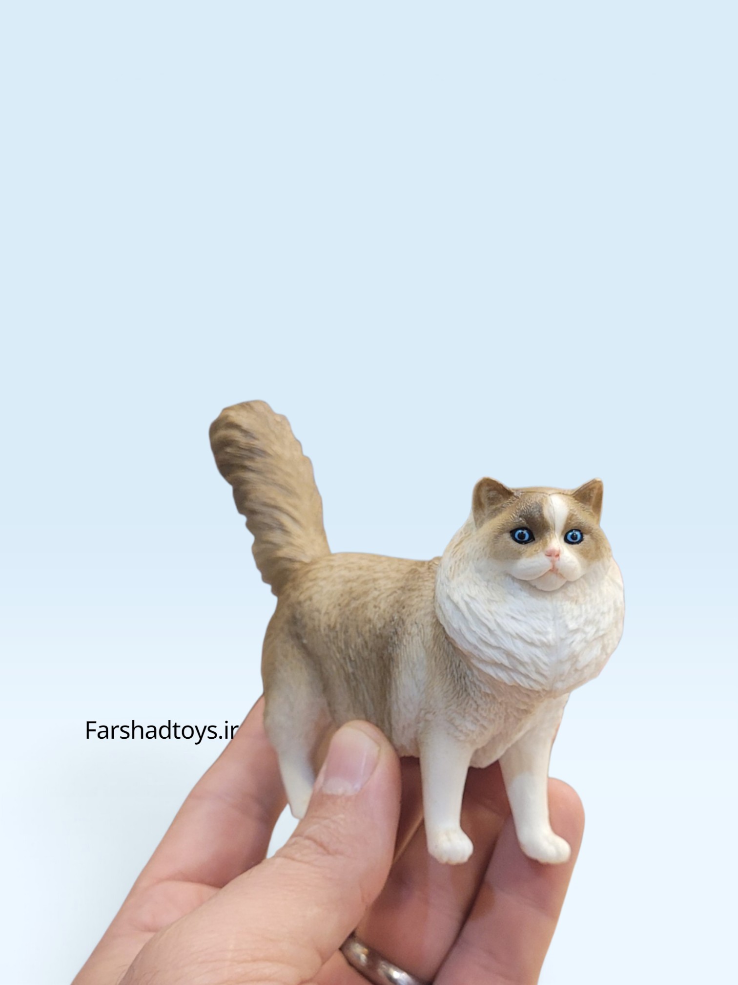 فیگور گربه رگدال قهوهای و سفید Animal Paradise کد PL127-1561 در دست فرشاد تویز