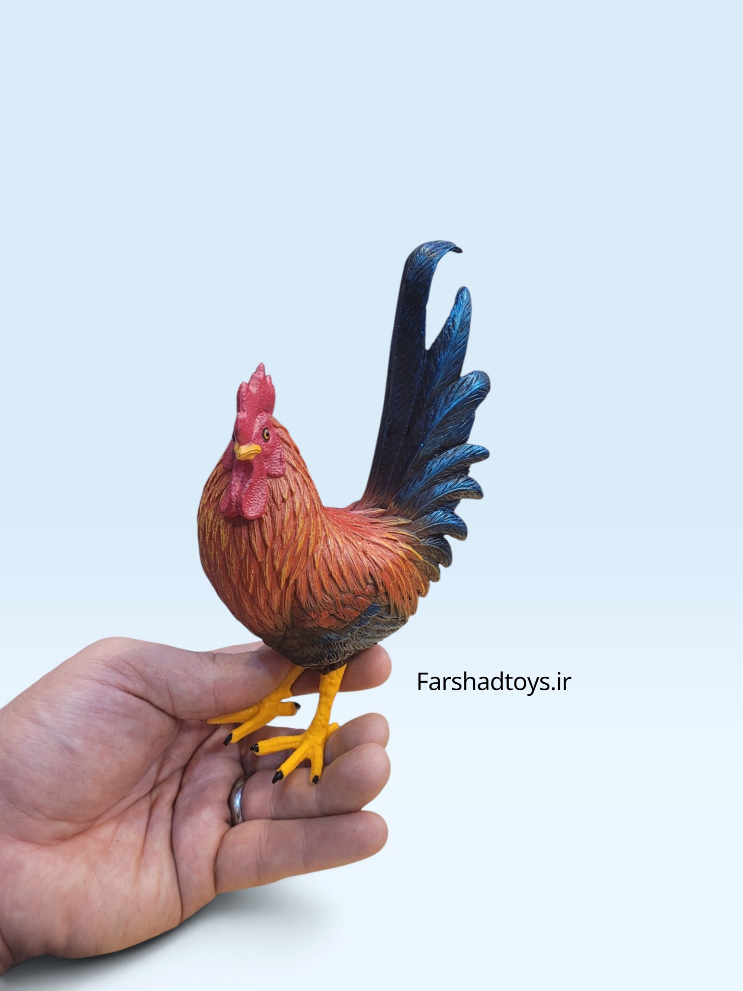 فیگور خروس Animal Paradise کد PL127-2902 در دست برای نمایش ابعاد