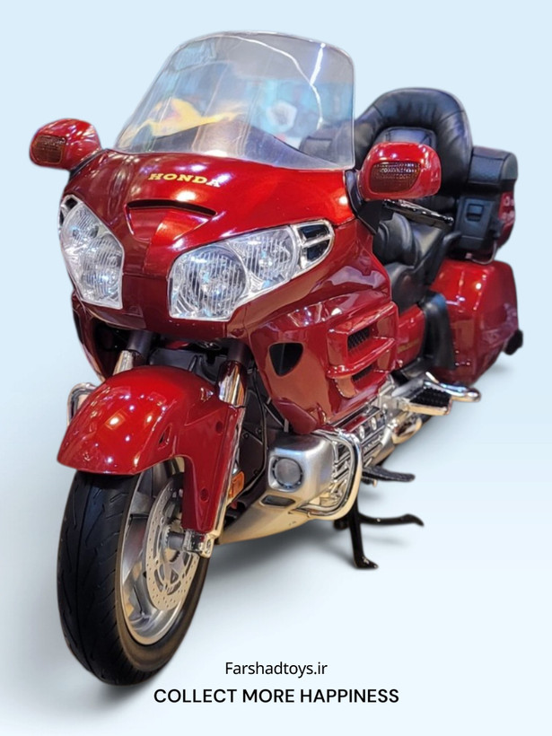 نمای سهرخ جلو ماکت Honda Gold Wing GL1800 با چراغها و شیشه جلو