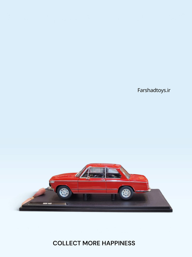 نمای جانبی ماکت فلزی BMW 1602 قرمز برند Solido روی پایه