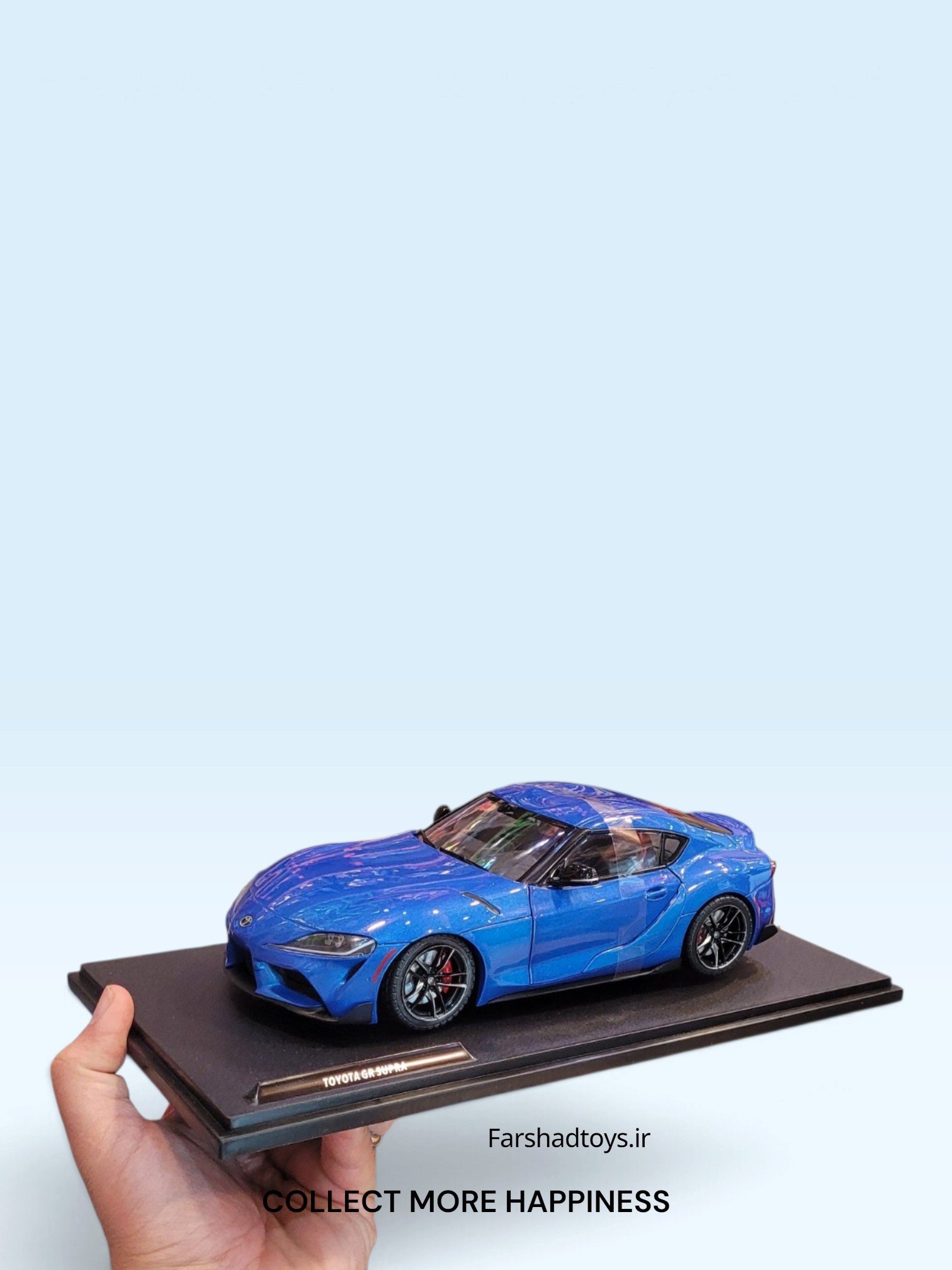 نمای کامل ماکت تویوتا GR Supra آبی روی پایه مدل Toyota GR Supra