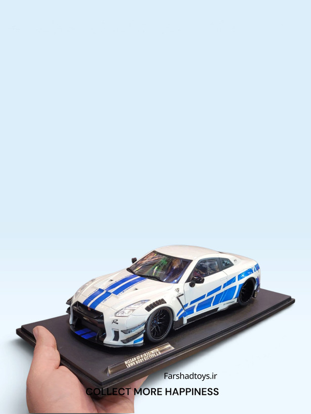 نمای سه رخ جلوی ماکت نیسان GT-R R35 سفید با کیت بدنه LBWK