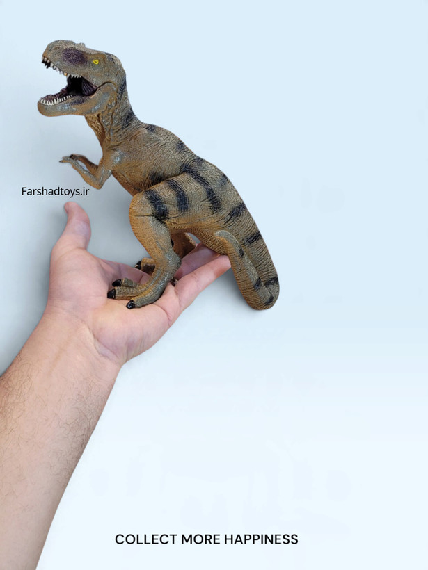 نمای اندازه نسبی فیگور دایناسور T-Rex در دست با فک متحرک، دهان باز، بدنه قهوهای و جزئیات برجسته پوست